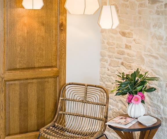 Hostellerie des Clos Bourgogne-Franche-Comte Chablis Interior Entrance