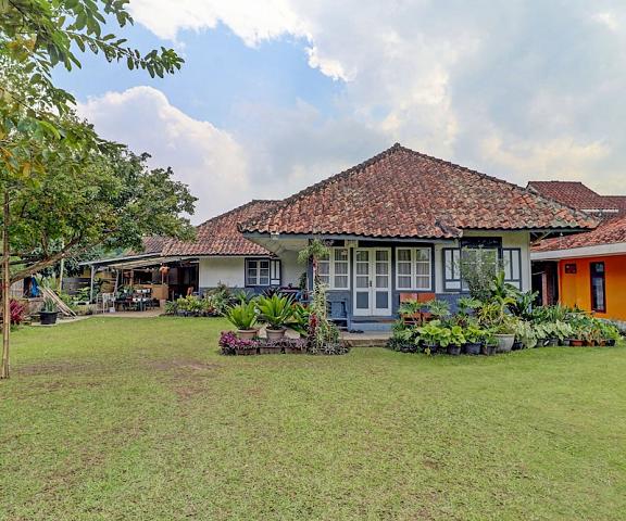 OYO Homes 90850 Cibeunying Eco Tourism Homestay Cibodas Maribaya 2 West Java Lembang Terrace