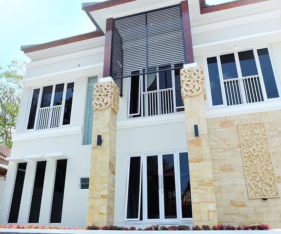 Villa Jogja Grand Bale with Private Pool by Simply Homy null Bangunjiwo Exterior Detail