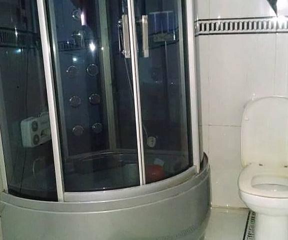 De Boss Deluxe Hotel null Lagos Bathroom