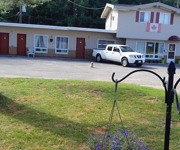 Pine Grove Motel Ontario Sault Ste. Marie Entrance