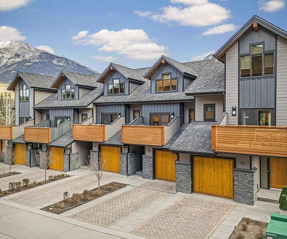 Spring Creek Vacations Alberta Canmore Exterior Detail