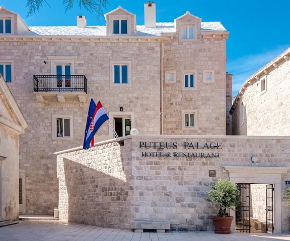 Puteus Palace Brac Split-Dalmatia Pucisca Entrance