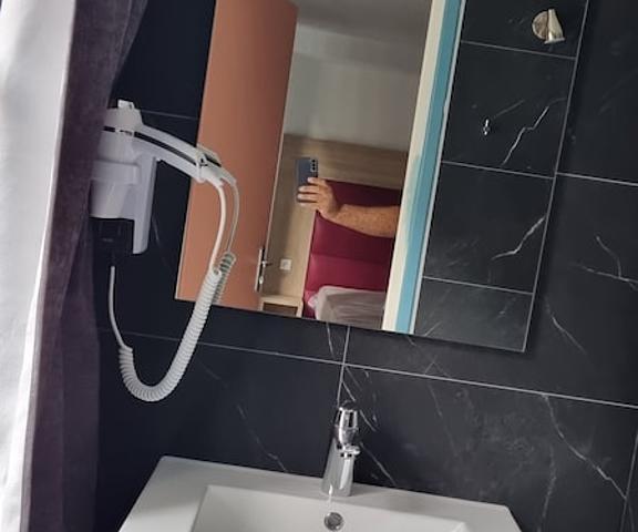Lux 'Appart Hôtel Hauts-de-France Valenciennes Bathroom