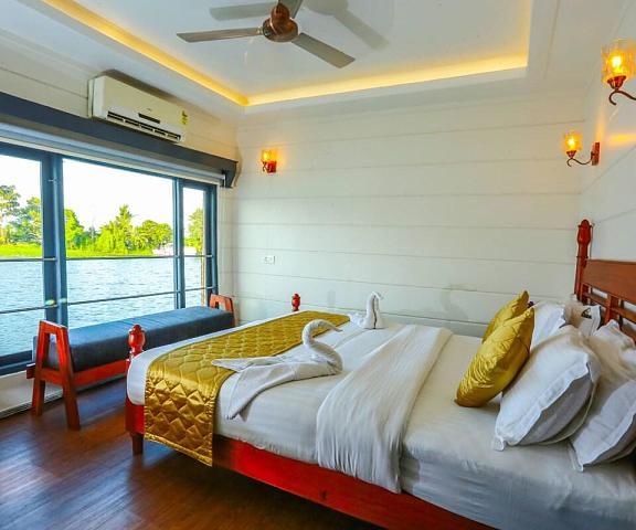 Honeymoon Houseboat Kerala Alleppey bedroom