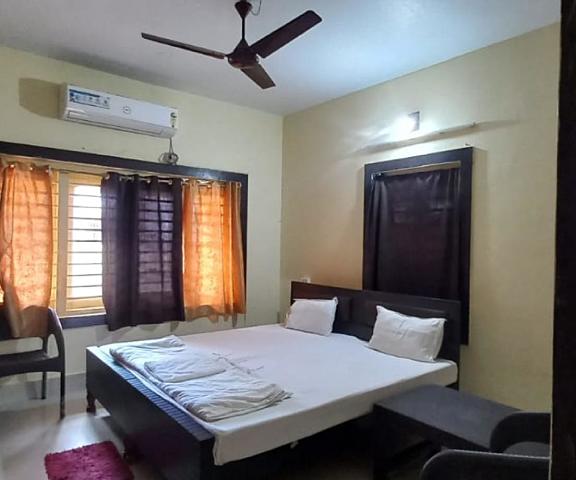 Goroomgo Moon CT Road Puri Maharashtra Igatpuri Deluxe Room with Air Conditioning