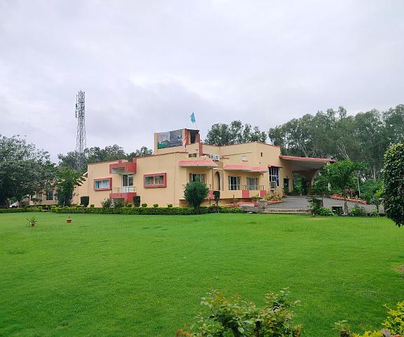 TGI Jahaj Mahal Resort - Mandu Madhya Pradesh Mandu garden