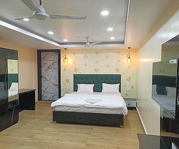 Goroomgo Santosh Inn Puri Maharashtra Igatpuri Deluxe Double Room with Extra Bed
