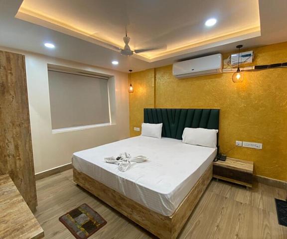Goroomgo Santosh Inn Puri Maharashtra Igatpuri Deluxe Double Room with Extra Bed