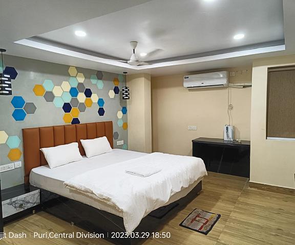 Goroomgo Santosh Inn Puri Maharashtra Igatpuri Family Room, City View(2 King Beds and 1 Twin Bed)
