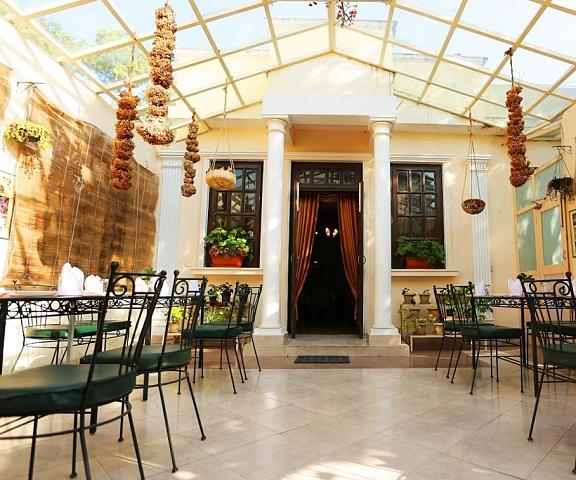 WelcomHeritage Windsor Lodge Uttaranchal Ranikhet restaurant