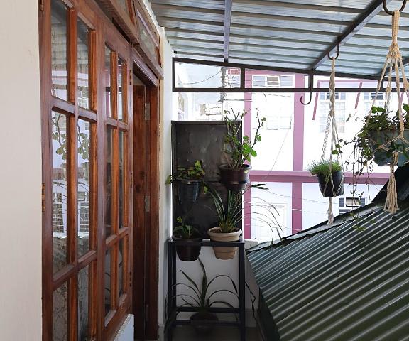 A La Maison Meghalaya Shillong balcony/terrace
