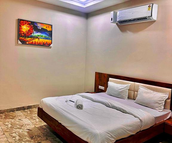 HOTEL SKYZ Haryana Sirsa Deluxe Room (2 Adults + 1 Child)