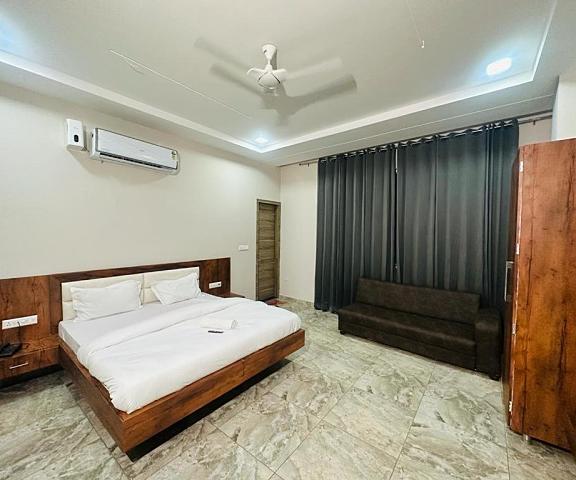 HOTEL SKYZ Haryana Sirsa Suite with City View