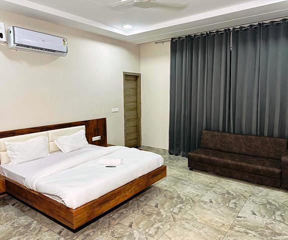 HOTEL SKYZ Haryana Sirsa bedroom