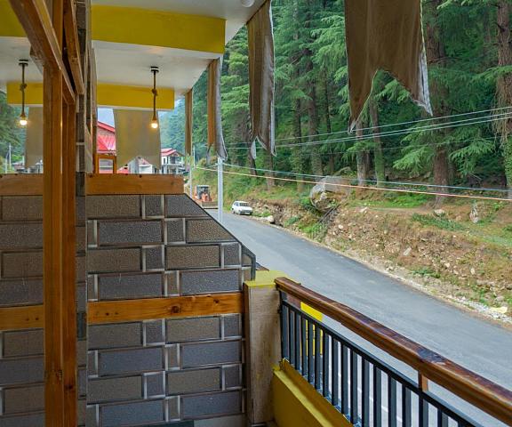 Whoopers Hostel Himachal Pradesh Kasol balcony/terrace