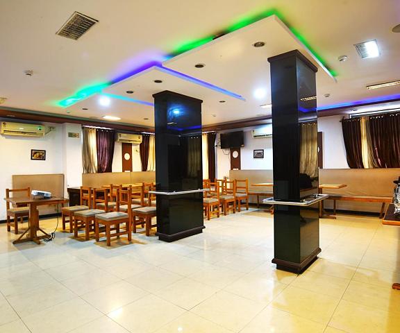 Hotel Vrundavan Residency Gujarat Vadodara shared lounge/tv area
