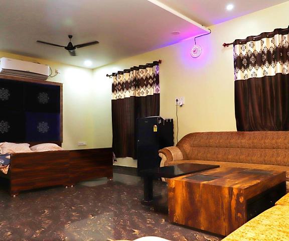 OYO 80950B Samrat Lodge Maharashtra Chandrapur Deluxe Triple Room