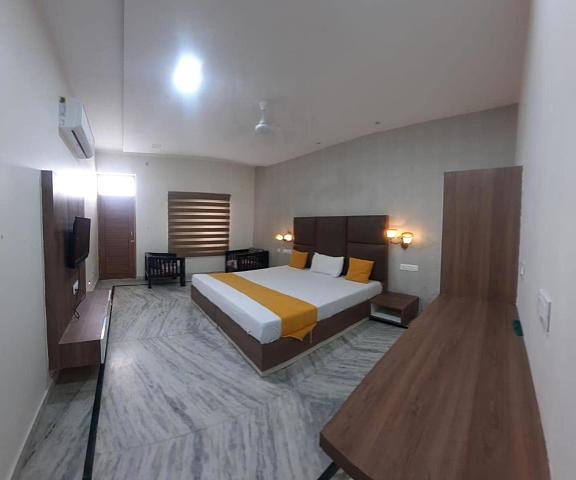 OYO 820574 The Highclass Hotel Punjab Bathinda Classic Triple Room