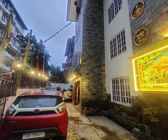 Keswani Group Tashi Heritage Hotel & Resort Sikkim Gangtok parking lot