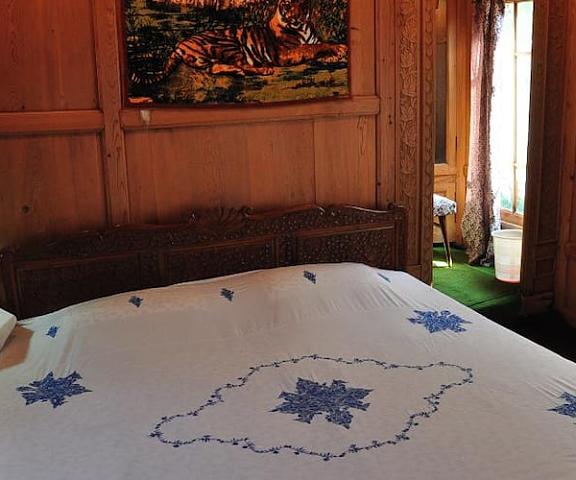 Golden Crest Houseboat Jammu and Kashmir Srinagar Bedroom