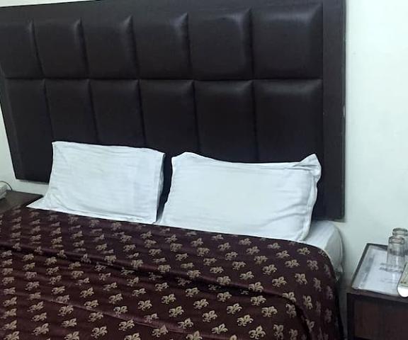 Hotel Dreamz Haryana Karnal premium room