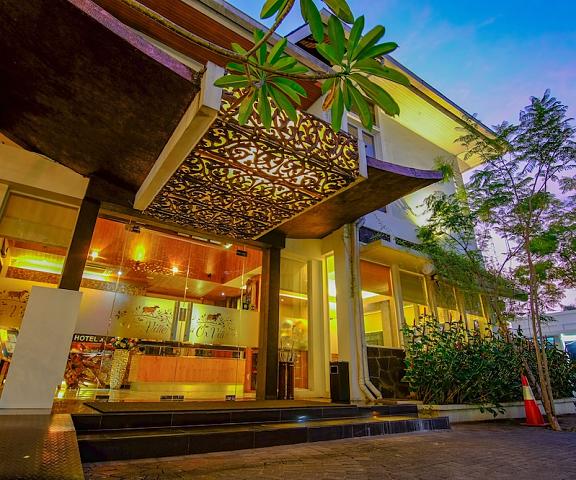 Ox Ville Hotel West Sumatra Padang Facade