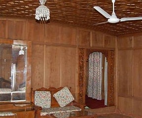 Hazar Dastan Houseboat image 2 